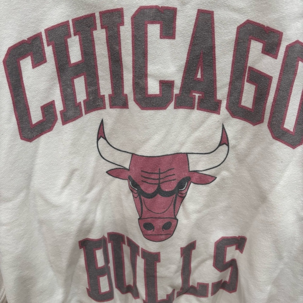 Abercrombie Chicago Bulls White Sweatshirt - Picture 2 of 5